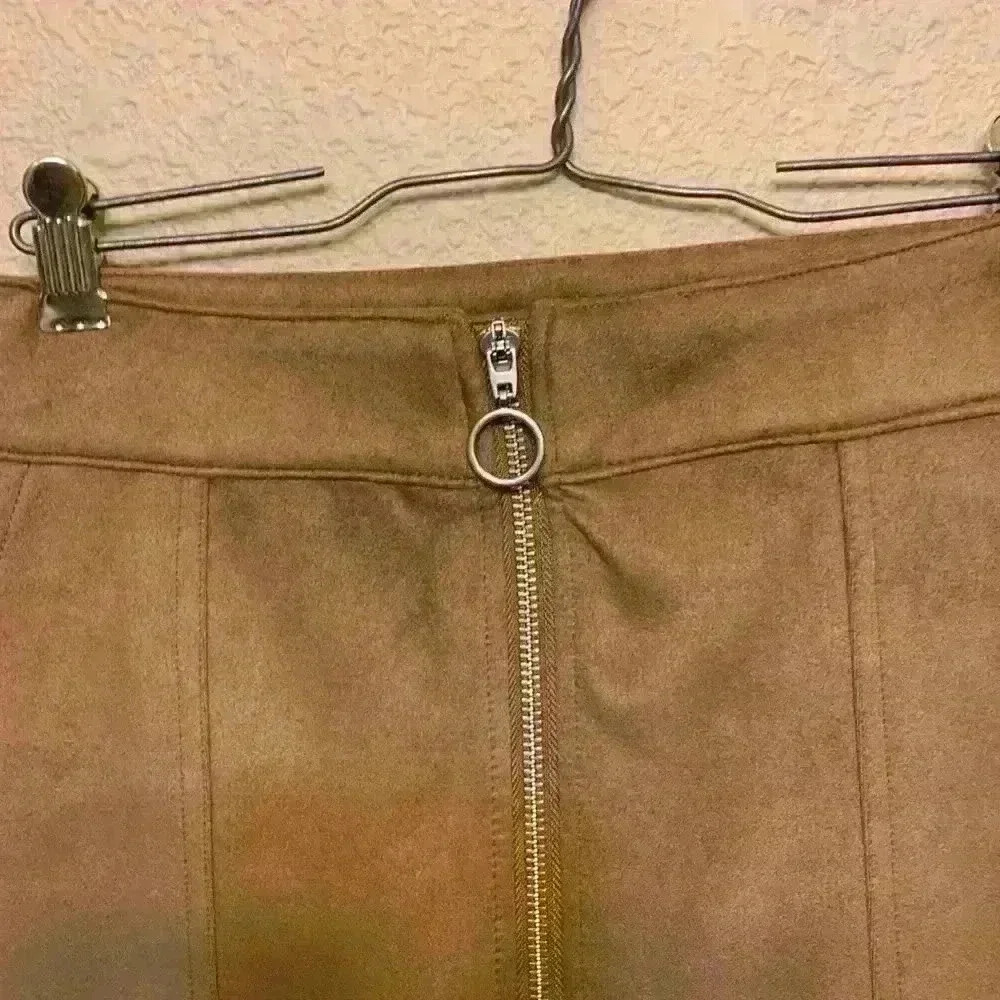 Maurice’s tan faux suede mini skirt sz 4 fall winter zipper pencil career office - Picture 4 of 8